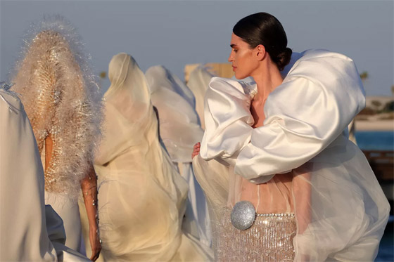 باللون الأبيض على البحر الأحمر.. عرض أزياء في المملكة العربية السعودية صورة رقم 1