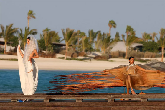 باللون الأبيض على البحر الأحمر.. عرض أزياء في المملكة العربية السعودية صورة رقم 2