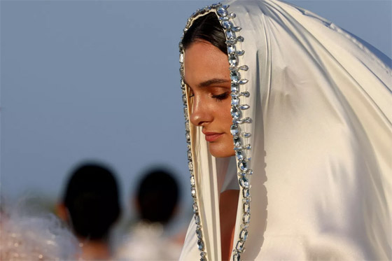 باللون الأبيض على البحر الأحمر.. عرض أزياء في المملكة العربية السعودية صورة رقم 3