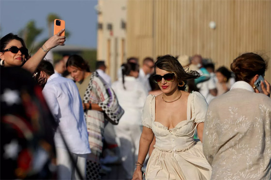 باللون الأبيض على البحر الأحمر.. عرض أزياء في المملكة العربية السعودية صورة رقم 4