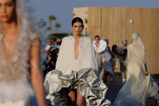 باللون الأبيض على البحر الأحمر.. عرض أزياء في المملكة العربية السعودية صورة رقم 5