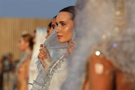 باللون الأبيض على البحر الأحمر.. عرض أزياء في المملكة العربية السعودية صورة رقم 6
