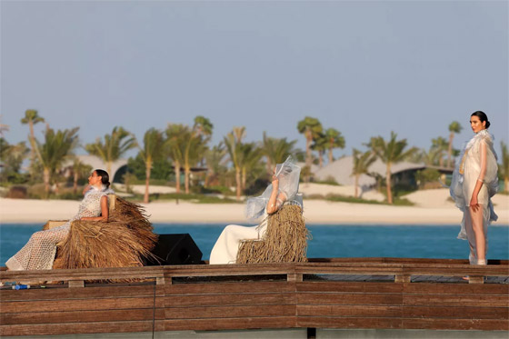 باللون الأبيض على البحر الأحمر.. عرض أزياء في المملكة العربية السعودية صورة رقم 7