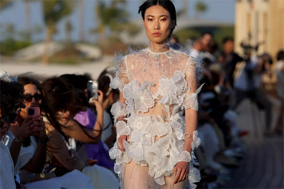 باللون الأبيض على البحر الأحمر.. عرض أزياء في المملكة العربية السعودية صورة رقم 8