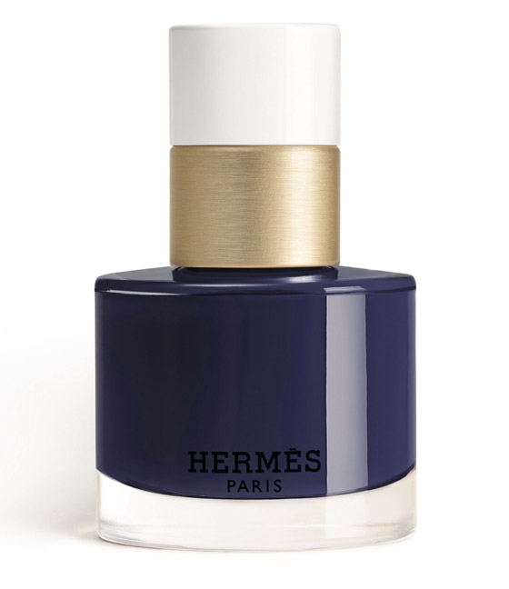 طلاء أظافر باللون الأزرق الداكن موضة ربيع وصيف 2024.. اختاريه بدرجات مختلفة صورة رقم 1