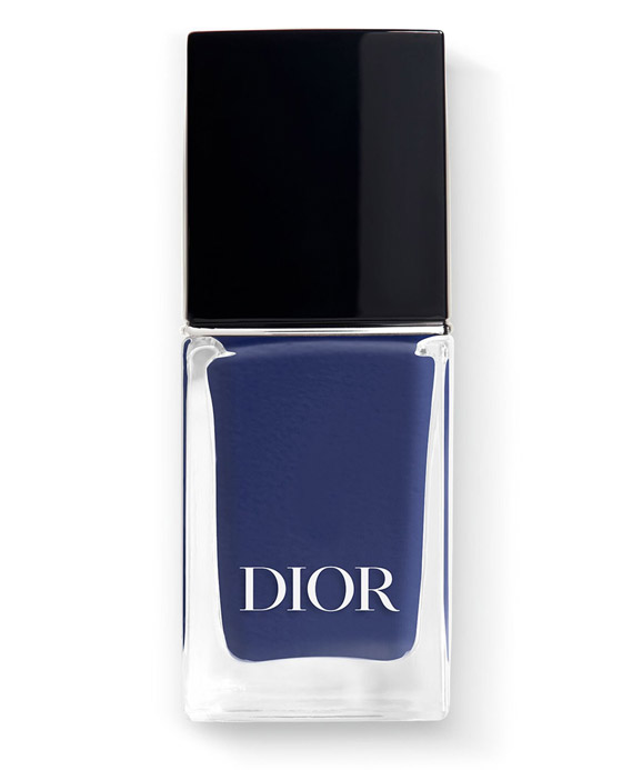 طلاء أظافر باللون الأزرق الداكن موضة ربيع وصيف 2024.. اختاريه بدرجات مختلفة صورة رقم 3