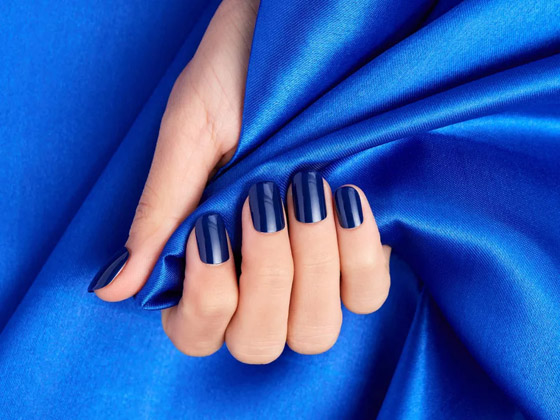 طلاء أظافر باللون الأزرق الداكن موضة ربيع وصيف 2024.. اختاريه بدرجات مختلفة صورة رقم 5