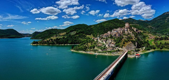 بحيرات إيطالية لا يعلم بها السواح.. جواهر معلقة بالتاريخ.. صور صورة رقم 1