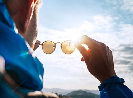 نصائح للحفاظ على سلامة عينيك في الموجة الحارة.. لا تفركها صورة رقم 4