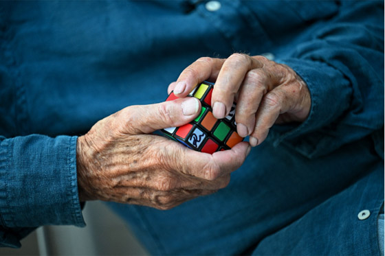 بعد 50 عاماً.. مبتكر مكعب روبيك: قصة من الخيال صورة رقم 1
