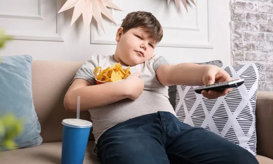 ‎دراسة تربط الوزن الزائد لدى الأطفال بالهاتف والتلفزيون.. كيف؟ صورة رقم 1