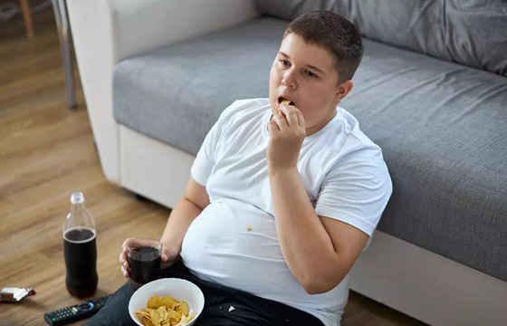 ‎دراسة تربط الوزن الزائد لدى الأطفال بالهاتف والتلفزيون.. كيف؟ صورة رقم 3