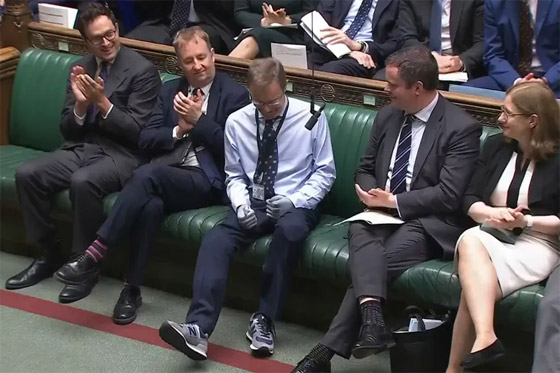 فيديو: عودة مؤثرة لنائب بريطاني للبرلمان خسر أطرافه بسبب تسمم الدم صورة رقم 4