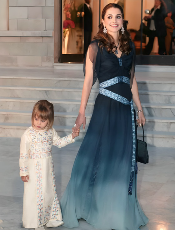 أجمل إطلالات الملكة الأردنية رانيا في المناسبات على مدار السنين صورة رقم 12