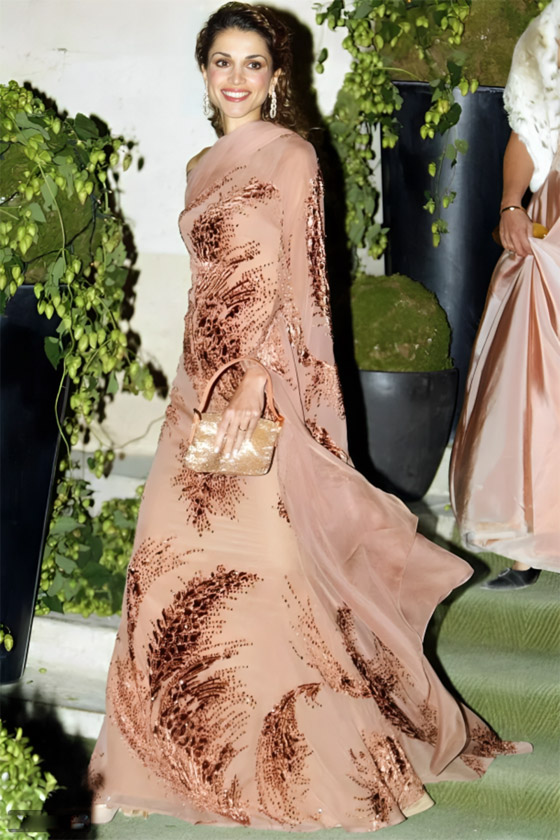 أجمل إطلالات الملكة الأردنية رانيا في المناسبات على مدار السنين صورة رقم 20