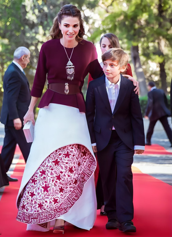 أجمل إطلالات الملكة الأردنية رانيا في المناسبات على مدار السنين صورة رقم 31