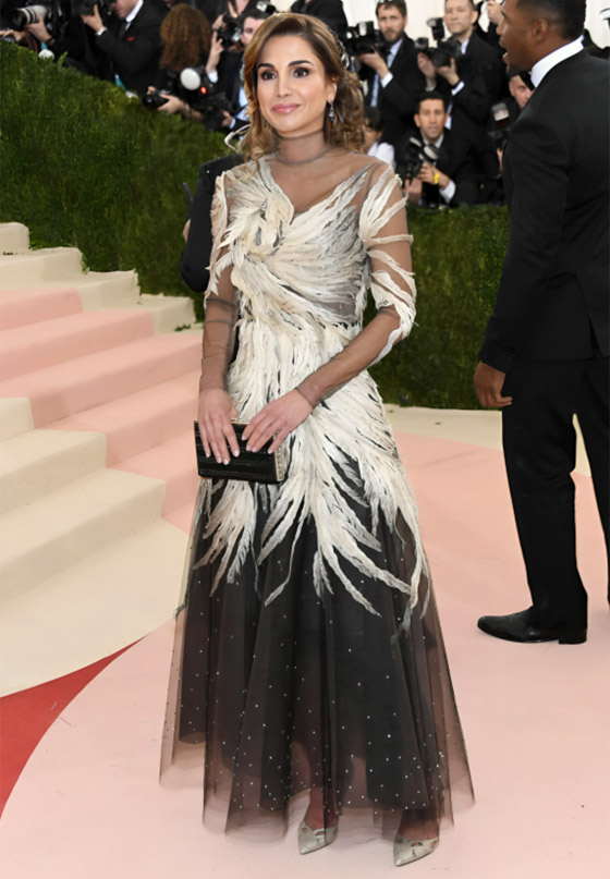 أجمل إطلالات الملكة الأردنية رانيا في المناسبات على مدار السنين صورة رقم 35