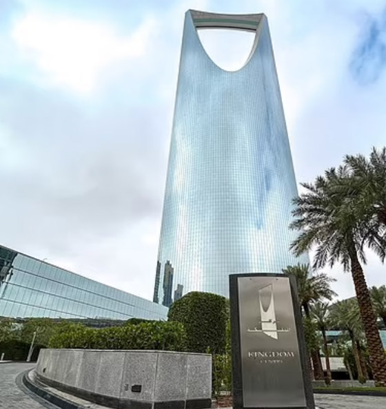 فيديو وصور: 8 سيارات فارهة بداخل قصر رونالدو في السعودية! صورة رقم 3