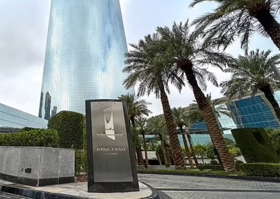 فيديو وصور: 8 سيارات فارهة بداخل قصر رونالدو في السعودية! صورة رقم 8