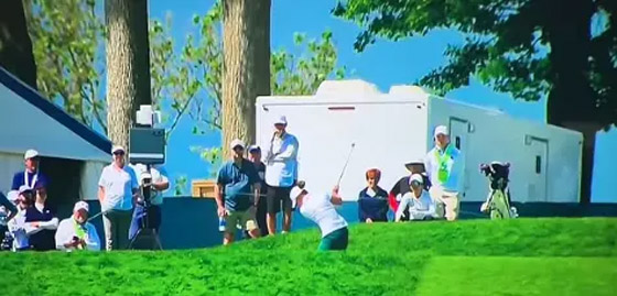 فيديو لا يصدق للاعبة غولف سيئة الحظ.. اصطادت طائرا بكرتها! صورة رقم 3