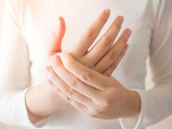 منها تغير درجات الحرارة.. 8 أسباب تؤدي إلى تورم اليدين المفاجئ صورة رقم 6