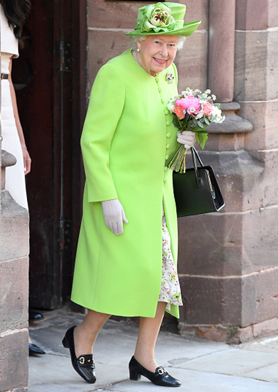 من الملكة إليزابيث لكيت ميدلتون: ما ماركات الأحذية المفضلة لدى الملكات والأميرات؟ صورة رقم 1