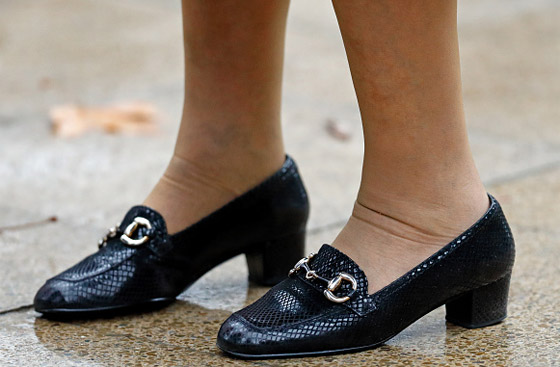 من الملكة إليزابيث لكيت ميدلتون: ما ماركات الأحذية المفضلة لدى الملكات والأميرات؟ صورة رقم 2