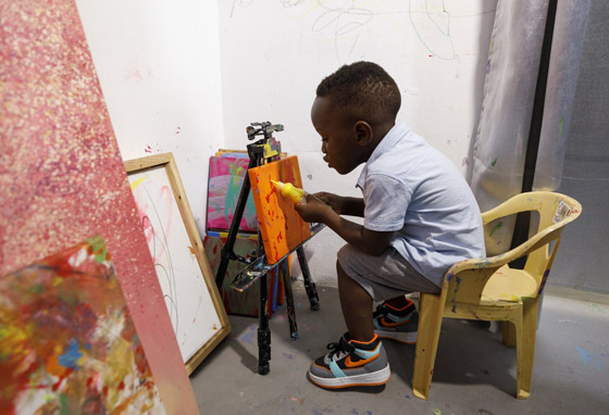 طفل حاز على لقب أصغر فنان بالعالم وعمره لم يتجاوز العامين.. فيديو وصور صورة رقم 3