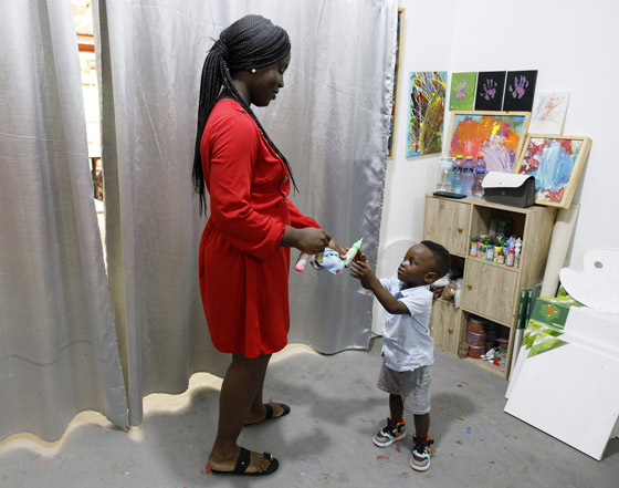 طفل حاز على لقب أصغر فنان بالعالم وعمره لم يتجاوز العامين.. فيديو وصور صورة رقم 5