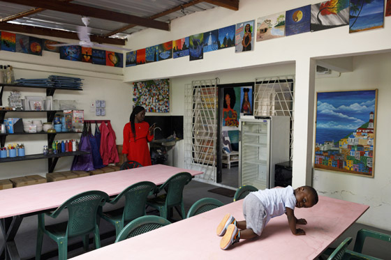 طفل حاز على لقب أصغر فنان بالعالم وعمره لم يتجاوز العامين.. فيديو وصور صورة رقم 7