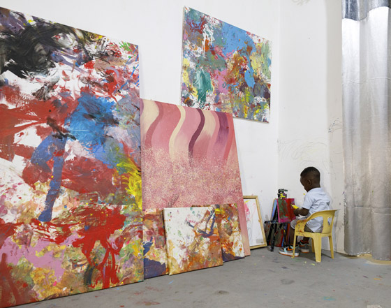 طفل حاز على لقب أصغر فنان بالعالم وعمره لم يتجاوز العامين.. فيديو وصور صورة رقم 2