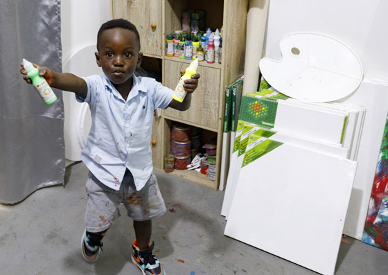 طفل حاز على لقب أصغر فنان بالعالم وعمره لم يتجاوز العامين.. فيديو وصور صورة رقم 1