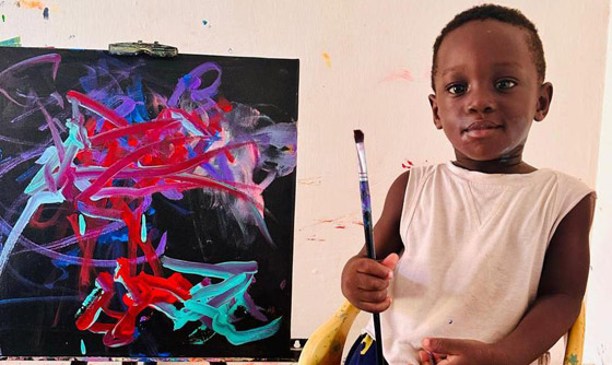 طفل حاز على لقب أصغر فنان بالعالم وعمره لم يتجاوز العامين.. فيديو وصور صورة رقم 9