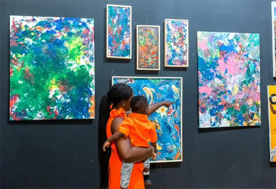 طفل حاز على لقب أصغر فنان بالعالم وعمره لم يتجاوز العامين.. فيديو وصور صورة رقم 10