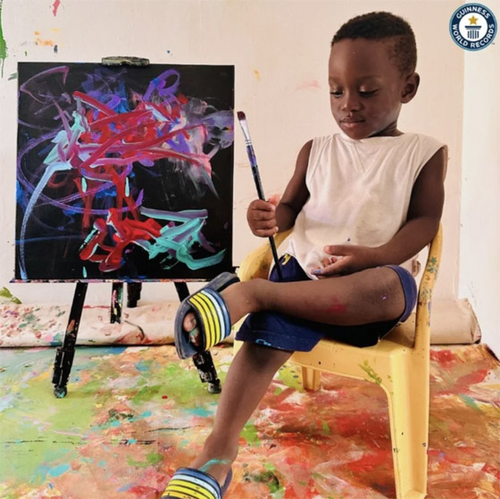 طفل حاز على لقب أصغر فنان بالعالم وعمره لم يتجاوز العامين.. فيديو وصور صورة رقم 12