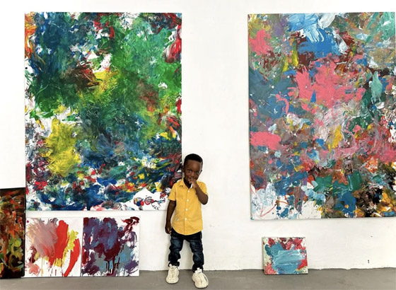 طفل حاز على لقب أصغر فنان بالعالم وعمره لم يتجاوز العامين.. فيديو وصور صورة رقم 13