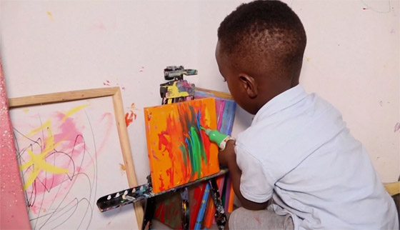 طفل حاز على لقب أصغر فنان بالعالم وعمره لم يتجاوز العامين.. فيديو وصور صورة رقم 16