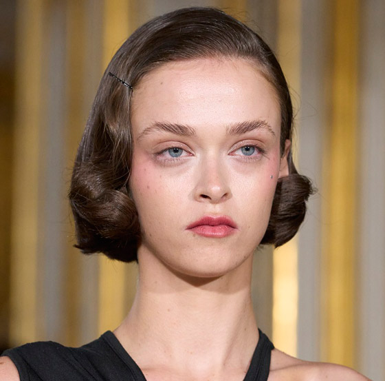 صور تسريحات شعر ناعمة وأنيقة مناسبة لعيد الأضحى.. إليك أجملها صورة رقم 10