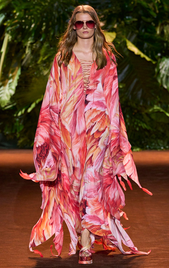 أجمل صيحات الفساتين المنقوشة لصيف 2024.. إليكِ أسرار تنسيقها صورة رقم 3