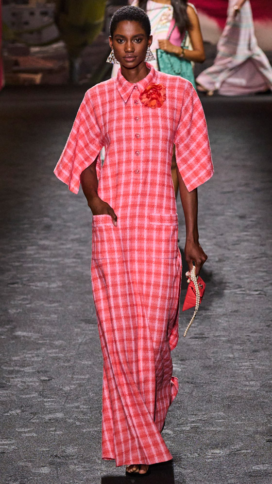 أجمل صيحات الفساتين المنقوشة لصيف 2024.. إليكِ أسرار تنسيقها صورة رقم 4