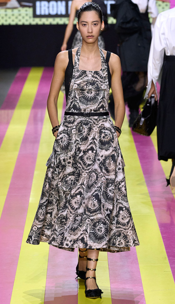 أجمل صيحات الفساتين المنقوشة لصيف 2024.. إليكِ أسرار تنسيقها صورة رقم 5