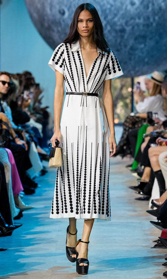 أجمل صيحات الفساتين المنقوشة لصيف 2024.. إليكِ أسرار تنسيقها صورة رقم 6