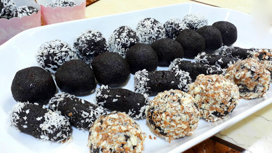 طريقة تحضير حلى السميد بتغليفة جوز الهند والشوكولاتة لضيافة العيد صورة رقم 3