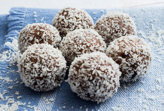 طريقة تحضير حلى السميد بتغليفة جوز الهند والشوكولاتة لضيافة العيد صورة رقم 5