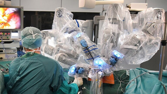 فيديو: نجاح أول عملية قلب مفتوح باستخدام روبوت جراحي بمستشفى سعودي صورة رقم 4