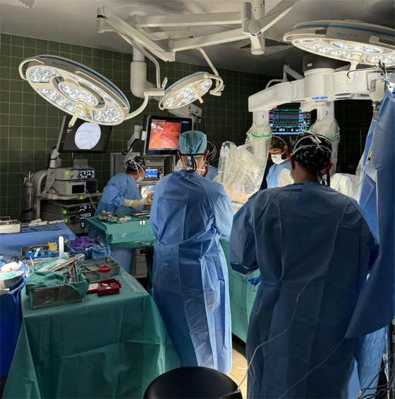 فيديو: نجاح أول عملية قلب مفتوح باستخدام روبوت جراحي بمستشفى سعودي صورة رقم 2