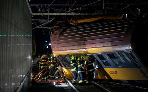 فيديو يوثق تصادم قطارين بمدينة تشيكية أسفر عن سقوط قتلى وجرحى صورة رقم 1