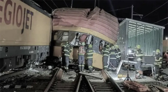 فيديو يوثق تصادم قطارين بمدينة تشيكية أسفر عن سقوط قتلى وجرحى صورة رقم 11