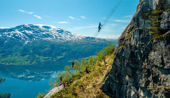 مغامرة جديدة بالنرويج.. الكشف عن سلم عائم ليس لضعاف القلوب صورة رقم 6