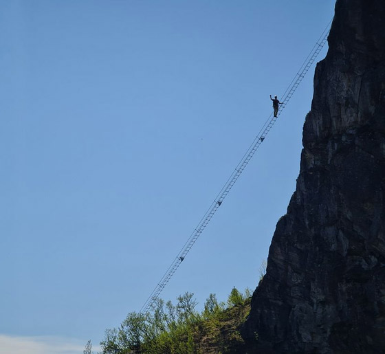 مغامرة جديدة بالنرويج.. الكشف عن سلم عائم ليس لضعاف القلوب صورة رقم 8